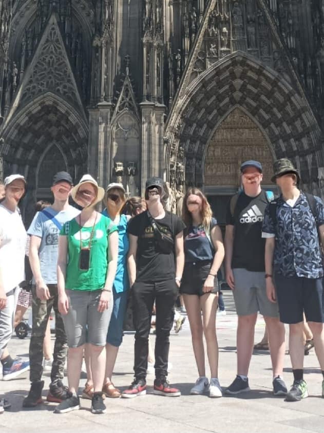 Abschlusssch%C3%BCler%20vor%20K%C3%B6lner%20Dom